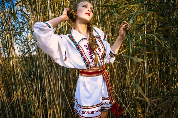 Fiatal lány nyári területén a nemzeti Fehéroroszország ruhákat, fas — Stock Fotó
