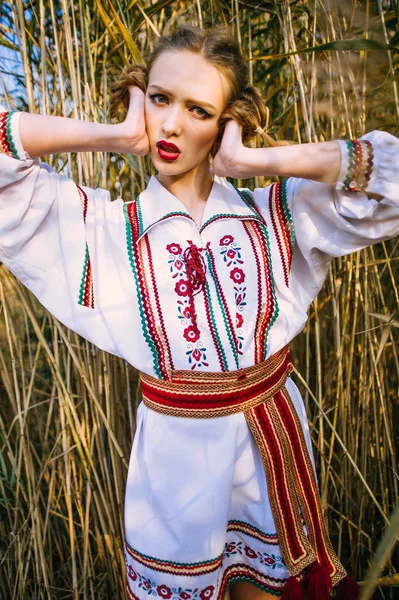 Chica joven en el campo de verano en ropa nacional de Bielorrusia, fas — Foto de Stock
