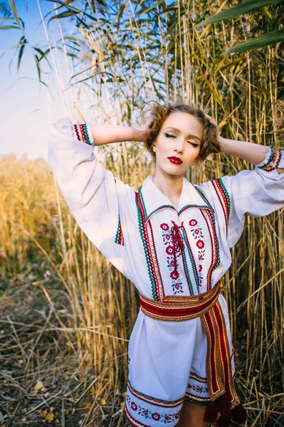 Chica joven en el campo de verano en ropa nacional de Bielorrusia, fas — Foto de Stock