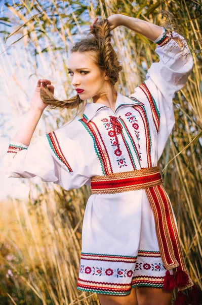 Jong meisje op het veld van de zomer in nationale Wit-Rusland kleren, fas — Stockfoto