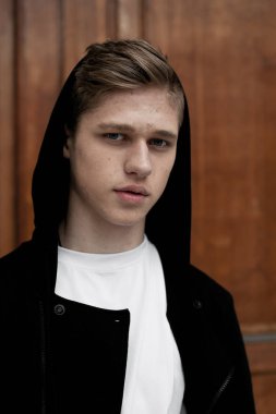 Siyah ve Beyaz giysili genç zarif şık çocuk açık havada