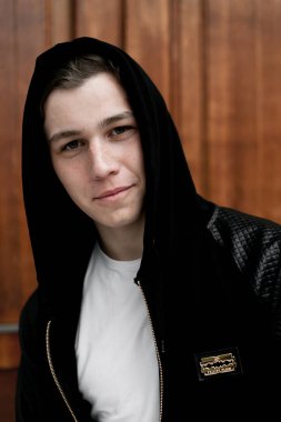 Siyah ve Beyaz giysili genç zarif şık çocuk açık havada