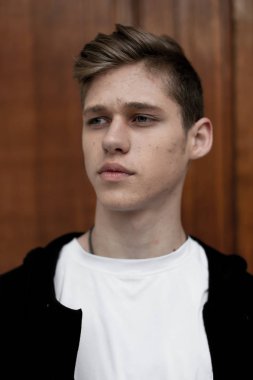 Siyah ve Beyaz giysili genç zarif şık çocuk açık havada