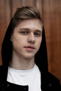 Siyah ve Beyaz giysili genç zarif şık çocuk açık havada