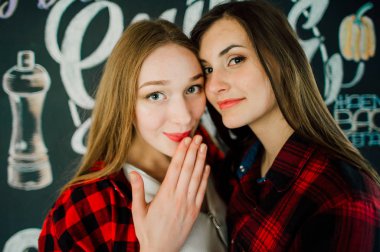 Grup genç arkadaşlar bir kahve dükkanında dışarı asılı. Genç erkek ve kadınların bir kafede kahve içme ve eğlenmek tanışmak. Yaşam tarzı, dostluk ve kentsel yaşam kavramları.