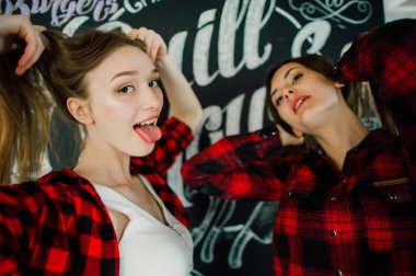 Grup genç arkadaşlar bir kahve dükkanında dışarı asılı. Genç erkek ve kadınların bir kafede kahve içme ve eğlenmek tanışmak. Yaşam tarzı, dostluk ve kentsel yaşam kavramları.