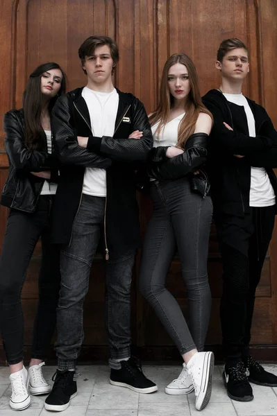 Jeunes amis élégants à la mode à l'extérieur, portant des vêtements noirs et blancs — Photo