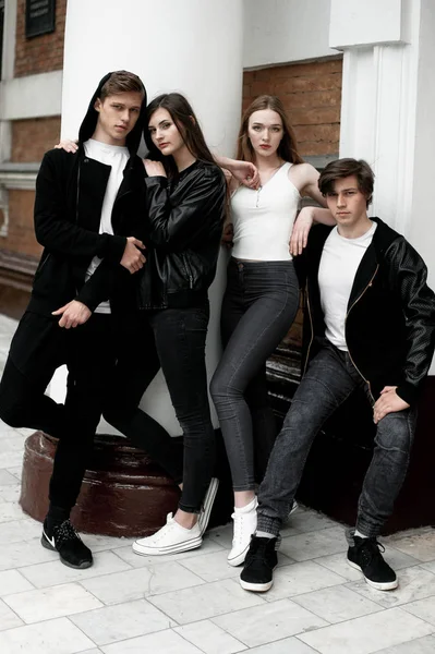 Siyah ve Beyaz giysili genç zarif trendy arkadaşlar açık havada — Stok fotoğraf