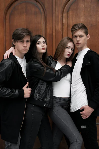 Молоді елегантні модні друзі на відкритому повітрі, одягнені в чорно-білий одяг — стокове фото