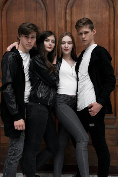 Siyah ve Beyaz giysili genç zarif trendy arkadaşlar açık havada