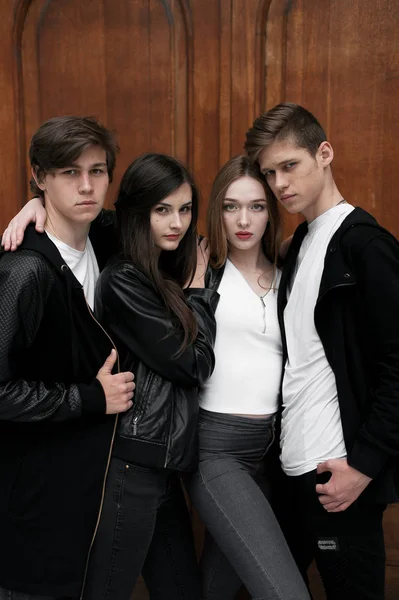 Siyah ve Beyaz giysili genç zarif trendy arkadaşlar açık havada