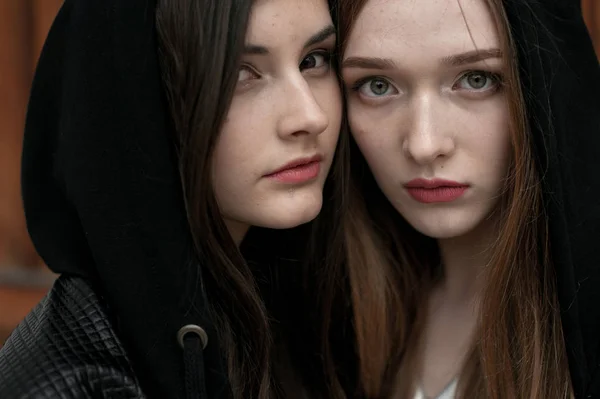 Jóvenes elegantes chicas de moda al aire libre, con ropa en blanco y negro —  Fotos de Stock