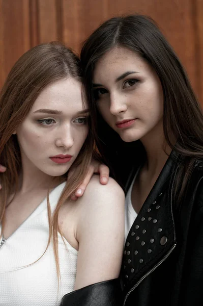 Jóvenes elegantes chicas de moda al aire libre, con ropa en blanco y negro — Foto de Stock