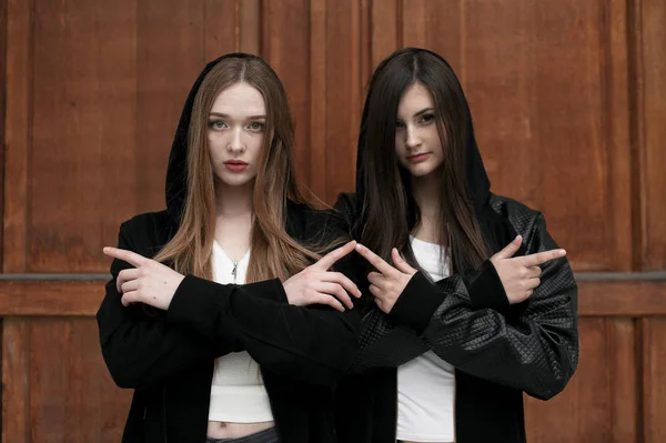 Jeunes filles élégantes à la mode à l'extérieur, portant des vêtements noirs et blancs — Photo