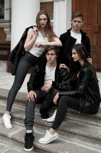 Jonge elegante trendy vrienden buitenshuis, zwarte en witte kleding dragen — Stockfoto
