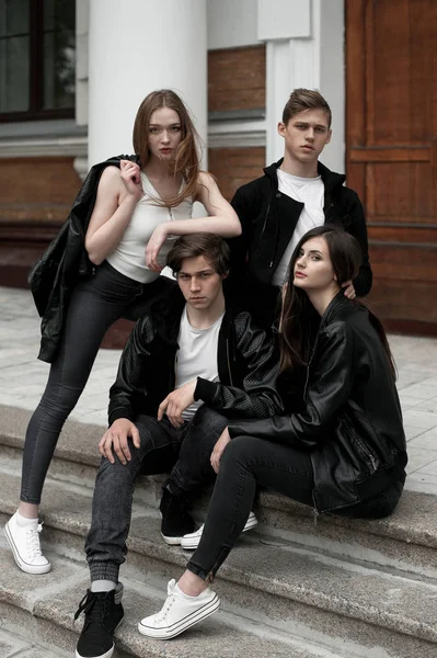 Siyah ve Beyaz giysili genç zarif trendy arkadaşlar açık havada