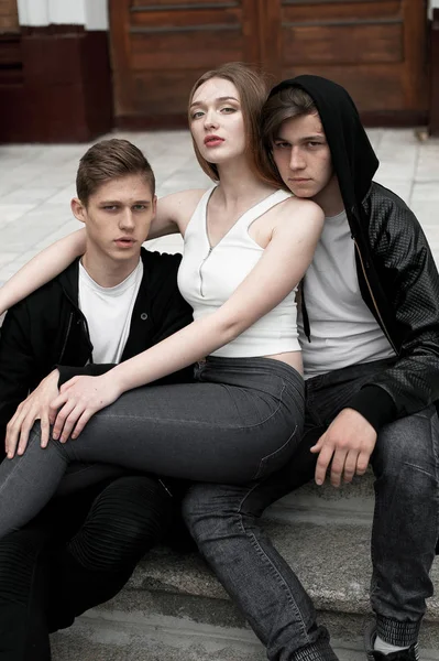 黒と白の服を着てエレガントな流行の若い友人アウトドア — ストック写真