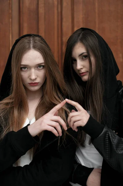 Jóvenes elegantes chicas de moda al aire libre, con ropa en blanco y negro —  Fotos de Stock