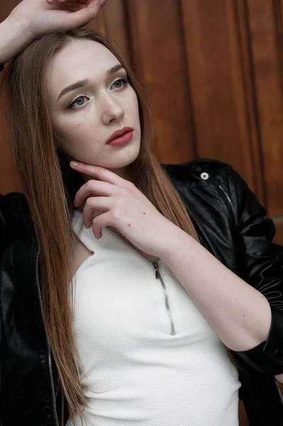 Young elegant trendy lady outdoors, wearing black and white clothing — Stock Photo, Image