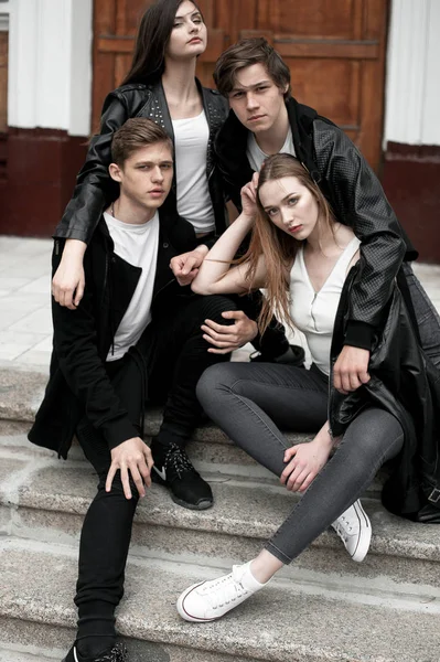 Siyah ve Beyaz giysili genç zarif trendy arkadaşlar açık havada