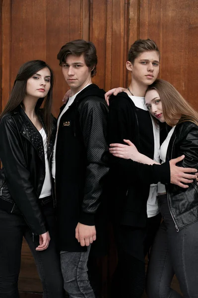 Junge elegante, trendige Freunde im Freien, die schwarz-weiße Kleidung tragen — Stockfoto