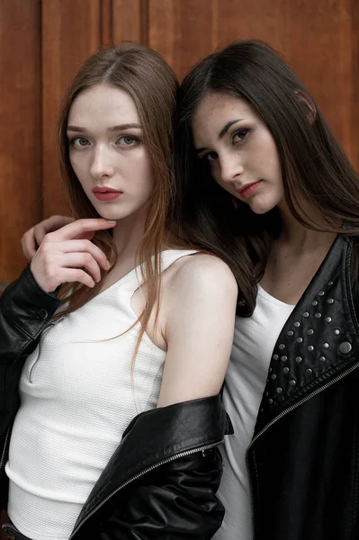 Jovens elegantes meninas da moda ao ar livre, vestindo roupas pretas e brancas — Fotografia de Stock