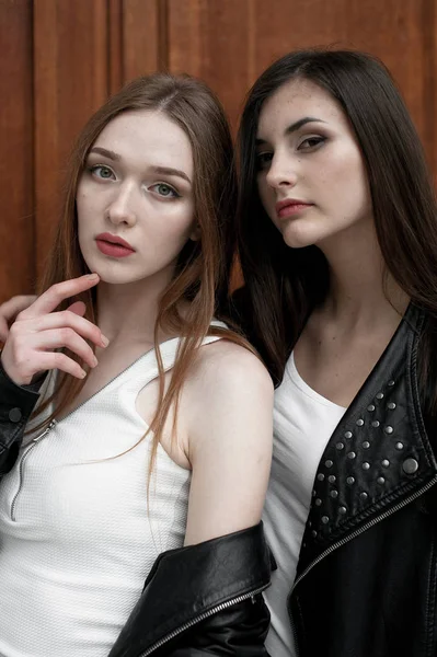 Jovens elegantes meninas da moda ao ar livre, vestindo roupas pretas e brancas — Fotografia de Stock
