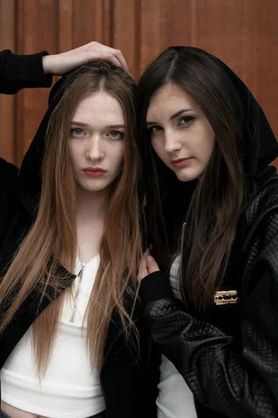 Jovens elegantes meninas da moda ao ar livre, vestindo roupas pretas e brancas — Fotografia de Stock