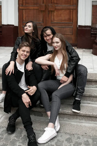 Siyah ve Beyaz giysili genç zarif trendy arkadaşlar açık havada