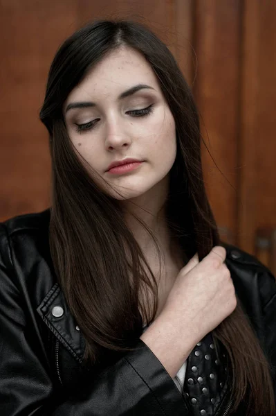 Young elegant trendy lady outdoors, wearing black and white clothing — Stock Photo, Image