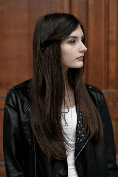 Joven elegante dama de moda al aire libre, con ropa en blanco y negro — Foto de Stock