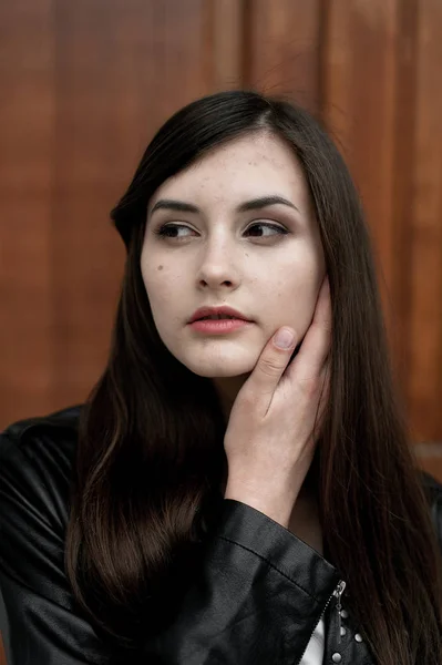 Jeune femme élégante à la mode à l'extérieur, portant des vêtements noirs et blancs — Photo