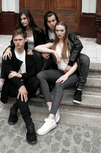 Siyah ve Beyaz giysili genç zarif trendy arkadaşlar açık havada