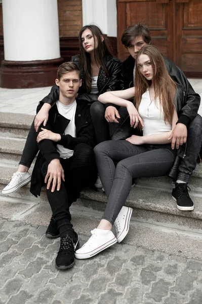 Siyah ve Beyaz giysili genç zarif trendy arkadaşlar açık havada