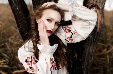 Yaz alanında Ulusal Beyaz Rusya giysili genç kız