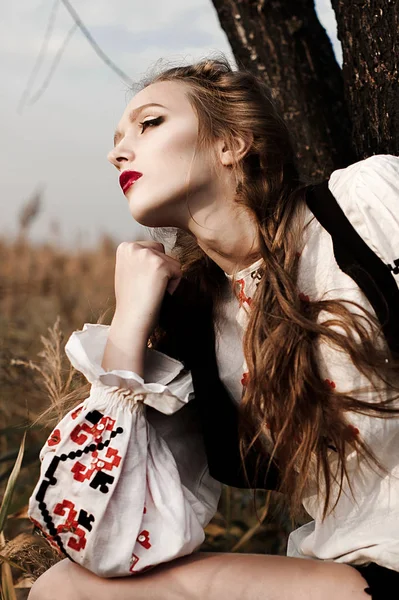 Jong meisje op het veld van de zomer in nationale kleding van Wit-Rusland — Stockfoto
