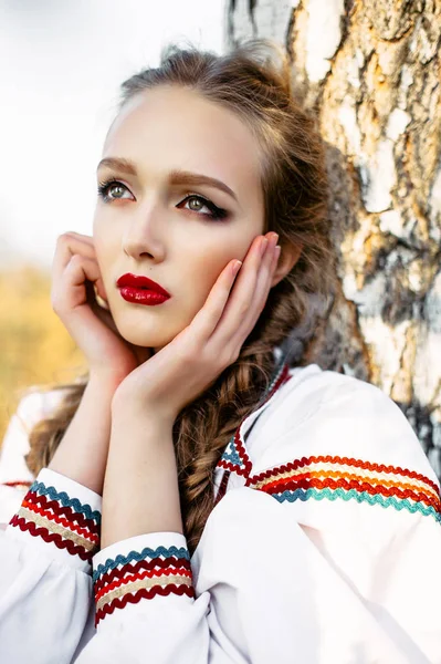 Chica joven en el campo de verano en ropa nacional Bielorrusia —  Fotos de Stock