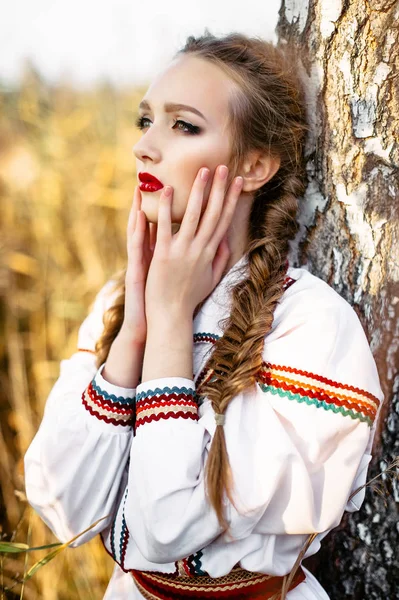 Yaz alanında Ulusal Beyaz Rusya giysili genç kız — Stok fotoğraf