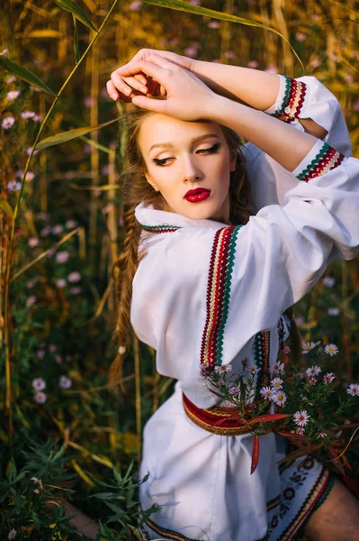 Young girl on the summer field  in national Belarus clothes — Stock Photo, Image