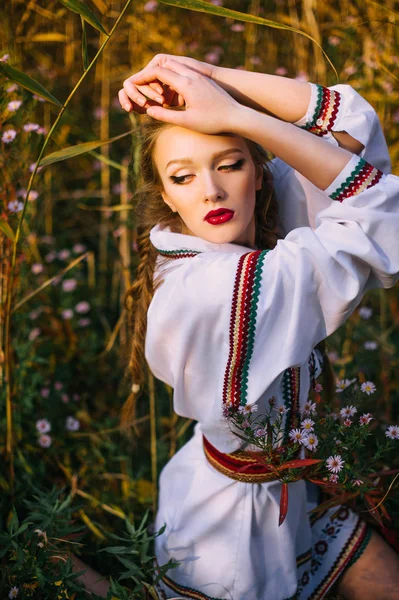 Jong meisje op het veld van de zomer in nationale kleding van Wit-Rusland — Stockfoto