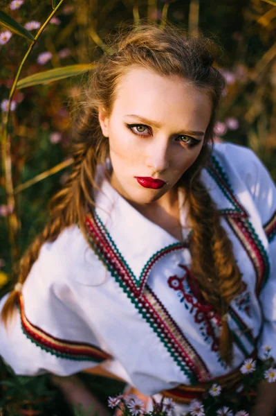 Молода дівчина на полі літо в національному одязі Білорусі — стокове фото