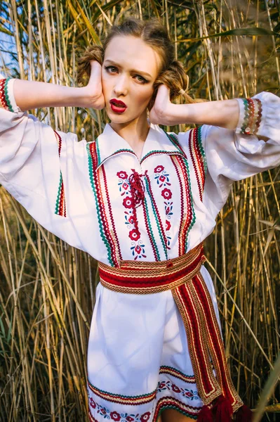 Jovem no campo de verão na roupa nacional da Bielorrússia — Fotografia de Stock