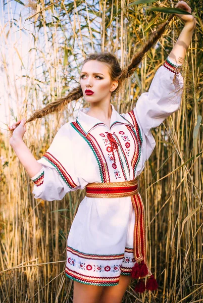 Νεαρό κορίτσι στο πεδίο καλοκαίρι στο εθνικό Λευκορωσία ρούχα — Φωτογραφία Αρχείου