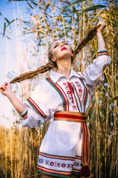 Jovem no campo de verão na roupa nacional da Bielorrússia — Fotografia de Stock