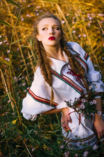 Jong meisje op het veld van de zomer in nationale kleding van Wit-Rusland — Stockfoto