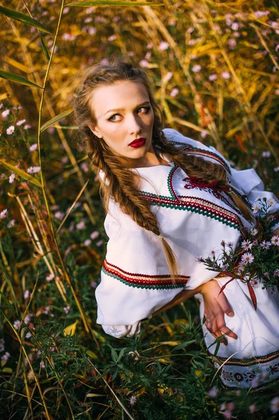 Jovem no campo de verão na roupa nacional da Bielorrússia — Fotografia de Stock