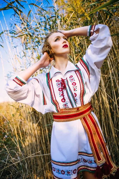 Jovem no campo de verão na roupa nacional da Bielorrússia — Fotografia de Stock