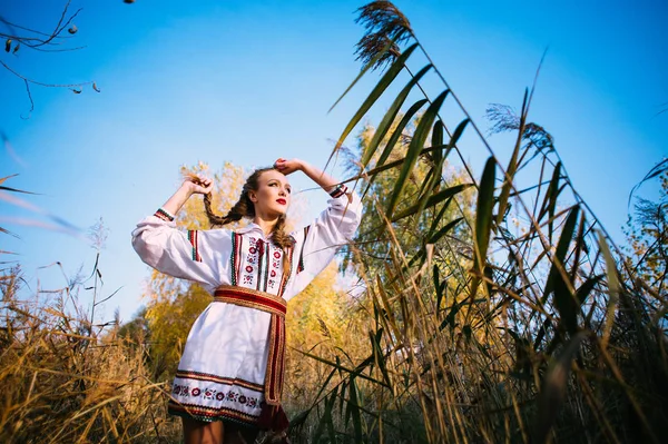 Jeune fille sur le champ d'été dans les vêtements nationaux Biélorussie — Photo
