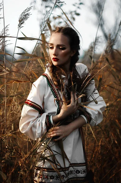 Jovem no campo de verão na roupa nacional da Bielorrússia — Fotografia de Stock