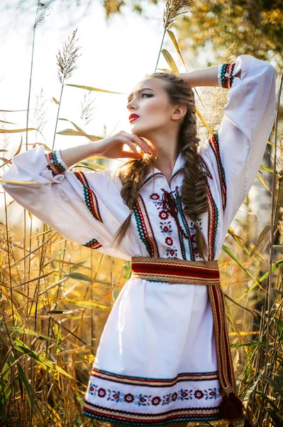 Mladá dívka na poli léto v národním Bělorusko oblečení — Stock fotografie